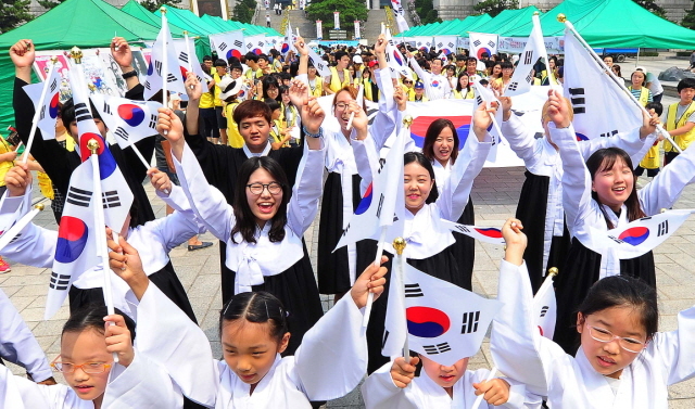 15일 오전 제70주년 광복절을 맞아 인천국학원 회원들을 비롯한 학생들과 시민들이 인천종합버스터미널 사거리에서 태극기를 흔들며 거리 행진을 하고 있다. 장용준기자