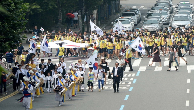 15일 오전 제70주년 광복절을 맞아 인천국학원 회원들을 비롯한 학생들과 시민들이 태극기를 흔들며 인천종합버스터미널를 향해 거리 행진을 나서고 있다. 장용준기자