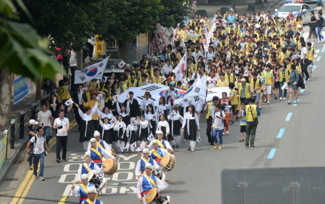 15일 오전 제70주년 광복절을 맞아 인천국학원 회원들을 비롯한 학생들과 시민들이 태극기를 흔들며 인천종합버스터미널를 향해 거리 행진을 나서고 있다. 장용준기자