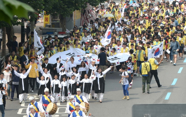 15일 오전 제70주년 광복절을 맞아 인천국학원 회원들을 비롯한 학생들과 시민들이 태극기를 흔들며 인천종합버스터미널를 향해 거리 행진을 나서고 있다. 장용준기자
