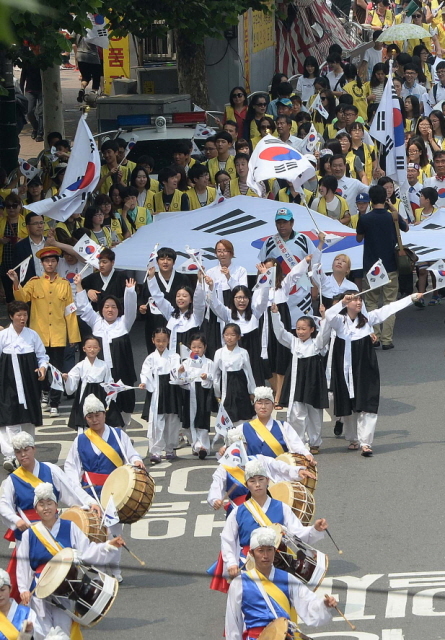 15일 오전 제70주년 광복절을 맞아 인천국학원 회원들을 비롯한 학생들과 시민들이 태극기를 흔들며 인천종합버스터미널를 향해 거리 행진을 나서고 있다. 장용준기자