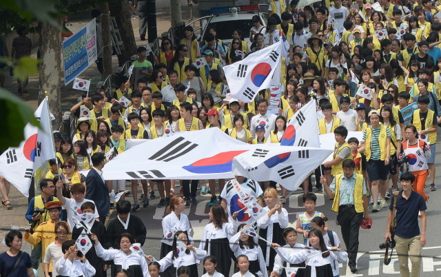 15일 오전 제70주년 광복절을 맞아 인천국학원 회원들을 비롯한 학생들과 시민들이 태극기를 흔들며 인천종합버스터미널를 향해 거리 행진을 나서고 있다. 장용준기자