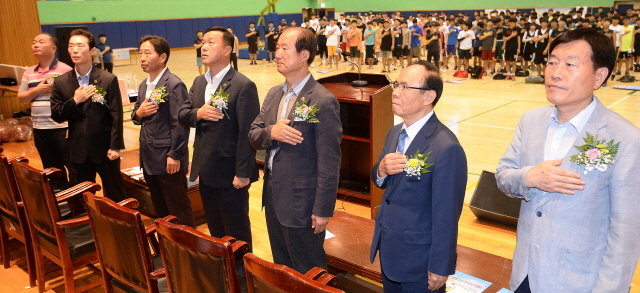 부천시생활체육회 주최, 경기일보 후원으로 15일 부천시 소사구 송내사회체육관에서 열린 ‘제5회 부천시장배 생활체육 전국 농구대회’ 개회식에서 이종태 부천시생활체육회장, 고경학 부천시농구연합회장, 류재구 경기도의원, 신교철 본보 상무이사 등 내빈을 비롯, 참가선수들이 국민의례를 갖고 있다. 오승현기자
