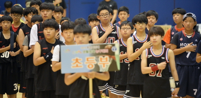 부천시생활체육회 주최, 경기일보 후원으로 15일 부천시 소사구 송내사회체육관에서 열린 ‘제5회 부천시장배 생활체육 전국 농구대회’ 개회식에서 참가선수들이 국민의례를 갖고 있다. 오승현기자
