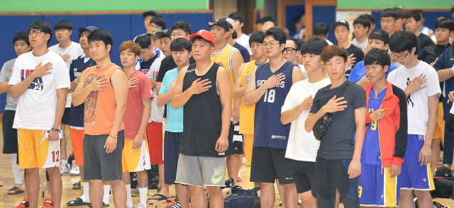 부천시생활체육회 주최, 경기일보 후원으로 15일 부천시 소사구 송내사회체육관에서 열린 ‘제5회 부천시장배 생활체육 전국 농구대회’ 개회식에서 참가선수들이 국민의례를 갖고 있다. 오승현기자