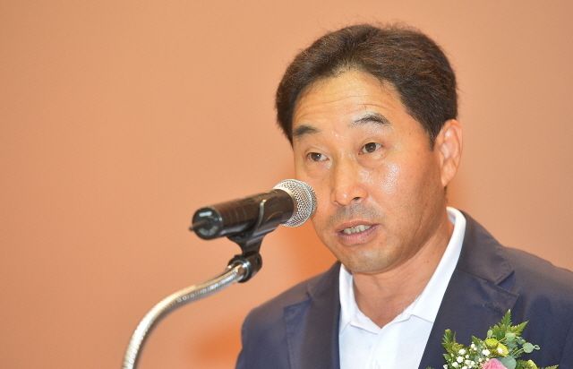 부천시생활체육회 주최, 경기일보 후원으로 15일 부천시 소사구 송내사회체육관에서 열린 ‘제5회 부천시장배 생활체육 전국 농구대회’ 개회식에서 고경학 부천시농구연합회장이 개회선언을 하고 있다. 오승현기자