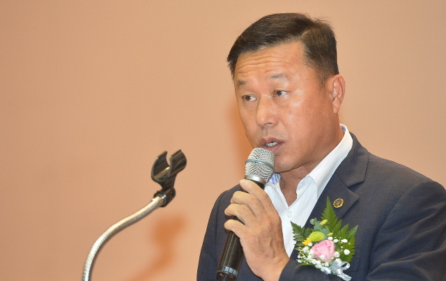 부천시생활체육회 주최, 경기일보 후원으로 15일 부천시 소사구 송내사회체육관에서 열린 ‘제5회 부천시장배 생활체육 전국 농구대회’ 개회식에서 이종태 부천시생활체육회장이 대회사를 하고 있다. 오승현기자