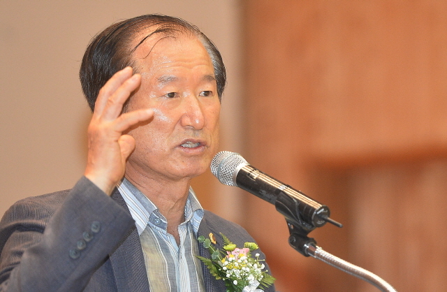 부천시생활체육회 주최, 경기일보 후원으로 15일 부천시 소사구 송내사회체육관에서 열린 ‘제5회 부천시장배 생활체육 전국 농구대회’ 개회식에서 류재구 경기도의원이 축사를 하고 있다. 오승현기자