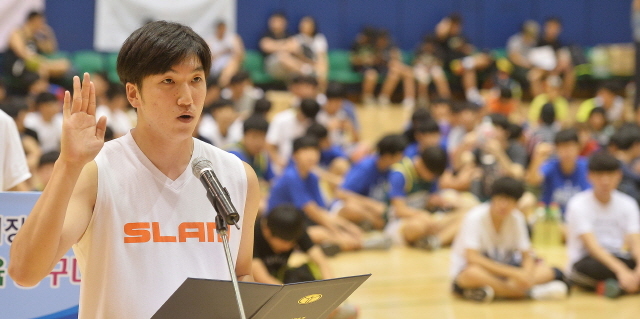 부천시생활체육회 주최, 경기일보 후원으로 15일 부천시 소사구 송내사회체육관에서 열린 ‘제5회 부천시장배 생활체육 전국 농구대회’ 개회식에서 선수대표가 선서하고 있다. 오승현기자