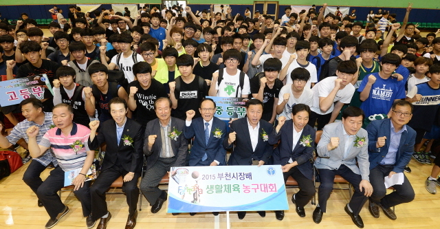 부천시생활체육회 주최, 경기일보 후원으로 15일 부천시 소사구 송내사회체육관에서 열린 ‘제5회 부천시장배 생활체육 전국 농구대회’ 개회식에서 이종태 부천시생활체육회장, 고경학 부천시농구연합회장, 류재구 경기도의원, 신교철 본보 상무이사 등 내빈을 비롯, 참가선수들이 선전을 다짐하며 ‘파이팅’을 외치고 있다. 오승현기자