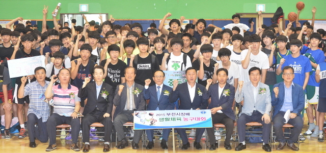 ▲ 부천시생활체육회 주최, 경기일보 후원으로 15일 부천시 소사구 송내사회체육관에서 열린 ‘제5회 부천시장배 생활체육 전국 농구대회’ 개회식에서 이종태 부천시생활체육회장, 고경학 부천시농구연합회장, 류재구 경기도의원, 신교철 본보 상무이사 등 내빈을 비롯, 참가선수들이 선전을 다짐하며 ‘파이팅’을 외치고 있다. 오승현기자