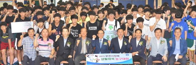 부천시생활체육회 주최, 경기일보 후원으로 15일 부천시 소사구 송내사회체육관에서 열린 ‘제5회 부천시장배 생활체육 전국 농구대회’ 개회식에서 이종태 부천시생활체육회장, 고경학 부천시농구연합회장, 류재구 경기도의원, 신교철 본보 상무이사 등 내빈을 비롯, 참가선수들이 선전을 다짐하며 ‘파이팅’을 외치고 있다. 오승현기자