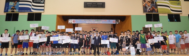 부천시생활체육회 주최, 경기일보 후원으로 16일 부천시 소사구 송내사회체육관에서 열린 ‘제5회 부천시장배 생활체육 전국 농구대회’ 시상식에서 고경학 부천시농구연합회장을 비롯한 입상 선수들이 ‘파이팅’을 외치고 있다. 오승현기자