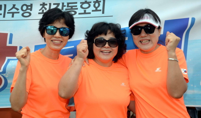 14일 파주시 적성면 주월리 임진강에서 열린 ‘광복70주년 평화통일기원 임진강 수영대회’에 참가한 수영짱클럽 회원. 전형민기자