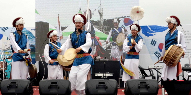 14일 파주시 적성면 주월리 임진강에서 열린 ‘광복70주년 평화통일기원 임진강 수영대회’에 서 식전행사로 길놀이풍물 공연이 펼쳐지고 있다. 전형민기자