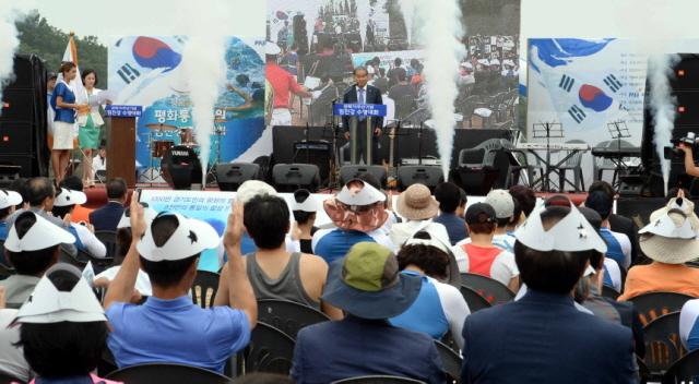 14일 파주시 적성면 주월리 임진강에서 열린 ‘광복70주년 평화통일기원 임진강 수영대회’개회식이 열리고 있다. 전형민기자
