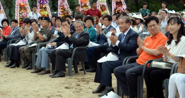 14일 파주시 적성면 주월리 임진강에서 열린 ‘광복70주년 평화통일기원 임진강 수영대회’개회식에서 이재홍 파주시장, 최성 고양시장,황진하 국회의원 , 양승환 경기도수영연합회장등 참석자들이 박수를 치고 있다. 전형민기자