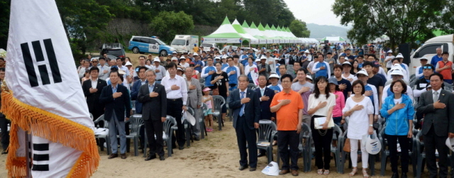 14일 파주시 적성면 주월리 임진강에서 열린 ‘광복70주년 평화통일기원 임진강 수영대회’개회식에서 이재홍 파주시장, 최성 고양시장,황진하 국회의원 , 양승환 경기도수영연합회장등 참석자들이 국민의례를 하고 있다. 전형민기자