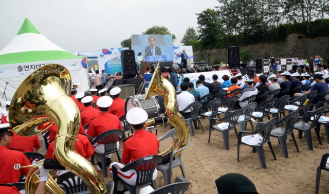 14일 파주시 적성면 주월리 임진강에서 열린 ‘광복70주년 평화통일기원 임진강 수영대회’개회식이 열리고 있다. 전형민기자