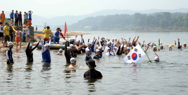 14일 파주시 적성면 주월리 임진강에서 열린 ‘광복70주년 평화통일기원 임진강 수영대회’에 참가한 수영동호인들이 출발 준비를 하고 있다. 전형민기자