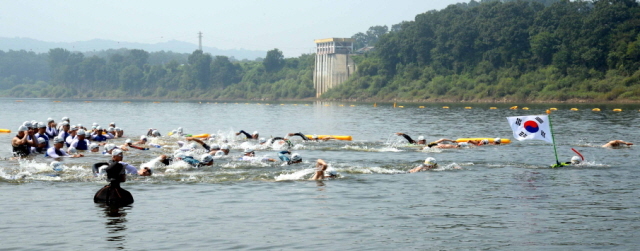 14일 파주시 적성면 주월리 임진강에서 열린 ‘광복70주년 평화통일기원 임진강 수영대회’에 참가한 수영동호인들이 힘차게  출발하고 있다.전형민기자