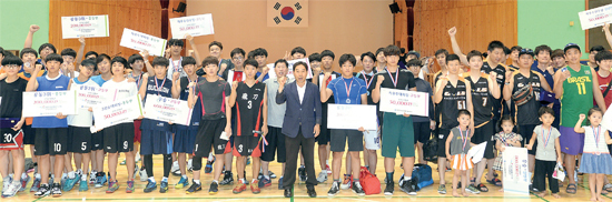 ▲ 천시생활체육회 주최, 경기일보 후원으로 16일 부천시 소사구 송내사회체육관에서 열린 ‘제5회 부천시장배 생활체육 전국 농구대회’ 시상식에서 고광학 부천시농구연합회장을 비롯한 입상한 선수들이 파이팅을 외치고 있다. 오승현기자