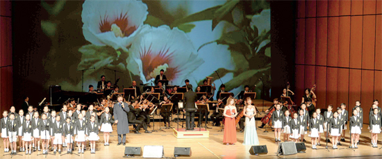 ▲ 14일 경기도문화의전당 행복한대극장에서 열린 ‘광복, 분단 70년 평화통일콘서트 2015 ’에서 가수 설운도, 주현미, 성악가 김동규, 경기소년소녀합창단 등 출연진들이 관객들과 함께 호흡하며 평화통일을 염원하며 화합의 무대를 선보이고 있다. 전형민기자
