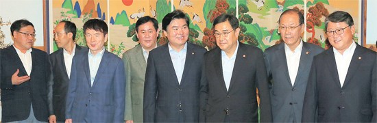 ▲ 당정청, 9월 정기국회 추진과제 협의 새누리당 조원진 원내수석부대표(오른쪽 부터), 황우여 사회부총리, 새누리당 김정훈 정책위의장, 원유철 원내대표, 최경환 사회부총리, 현정택 청와대 정책조정수석, 추경호 국무조정실장, 안종범 청와대 경제수석이 16일 국회 사랑재에서 열린 당정청 정책조정협의에서 9월 정기 국회 추진과제에 대해 협의하고 있다. ♣♣연합뉴스