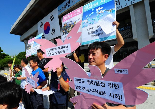 ▲ 17일 오전 인천시민사회단체연대와 6.15공동선언인천본부 회원들이 인천시청 현관 앞에서 2015 을지프리덤가디언 연습 중단을 촉구하는 기자회견을 하고 있다./장용준기자