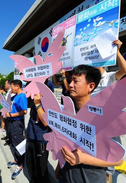 17일 오전 인천시민사회단체연대와 6.15공동선언인천본부 회원들이 인천시청 현관 앞에서 2015 을지프리덤가디언 연습 중단을 촉구하는 기자회견을 하고 있다./장용준기자