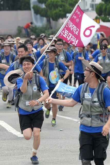 17일 오후 제4회 국토대장정에 참가해 강릉-평창-횡성-고양-인천으로 이어진 14박 15일간 400km의 대장정을 마친 인하대 학생들이 환호성과 함께 깃발을 흔들며 교문으로 들어서고 있다./장용준기자