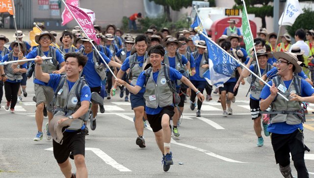 17일 오후 제4회 국토대장정에 참가해 강릉-평창-횡성-고양-인천으로 이어진 14박 15일간 400km의 대장정을 마친 인하대 학생들이 환호성과 함께 깃발을 흔들며 교문으로 들어서고 있다./장용준기자