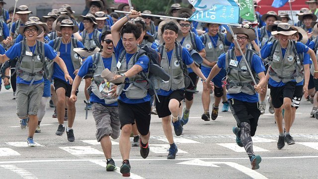 17일 오후 제4회 국토대장정에 참가해 강릉-평창-횡성-고양-인천으로 이어진 14박 15일간 400km의 대장정을 마친 인하대 학생들이 환호성을 지르며 교문으로 들어서고 있다./장용준기자