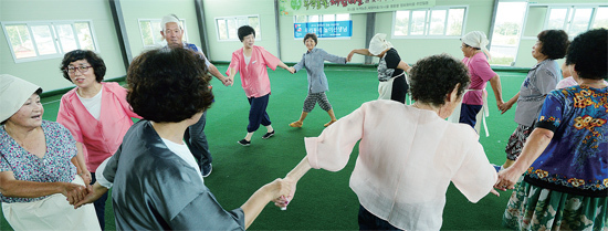 ▲ 이천 도니울 마을 할아버지, 할머니들이 서로서로 손을 맞잡고 전통놀이를 하며 즐거운 시간을 보내고 있다.