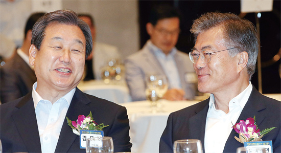 ▲ 웃고는 있지만… 17일 오후 서울 중구 프레스센터에서 열린 한국기자협회 창립 51주년 기념식에서 새누리당 김무성 대표와 새정치민주연합 문재인 대표가 대화를 나누고 있다. 연합뉴스
