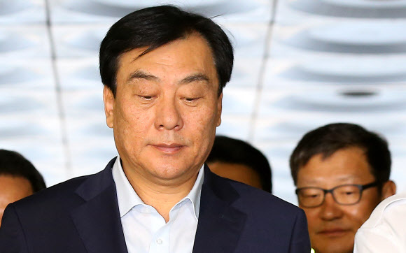 ▲ 불법 정치자금 수수 등의 혐의를 받는 무소속 박기춘 의원이 영장실질심사를 받기 위해 18일 오전 서울 서초구 서울중앙지법으로 들어가고 있다. 연합뉴스