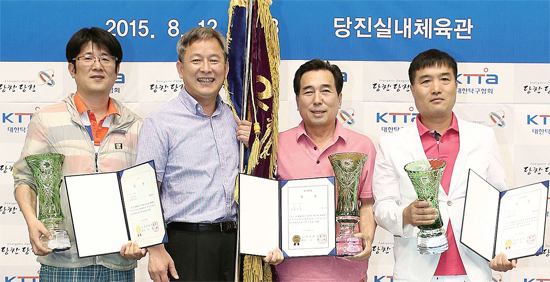 ▲ 제31회 대통령기 전국시도탁구대회에서 종합우승 7연패를 달성한 경기도 선수단 대표(왼쪽에서 2, 3번째)가 시상대에서 우승기와 우승트로피를 들어 보이고 있다.  월간탁구 제공