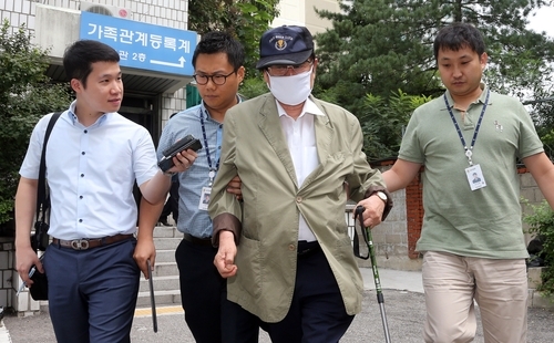 ▲ 금품수수 혐의를 받은 전직 국회의원이자 대통령의 이종 사촌 형부인 윤모(77) 씨가 19일 오전 경기 의정부지법에서 영장실질심사를 마치고 이동하고 있다. 앞서 의정부지검 형사5부는 지난 13일 사건 무마를 대가로 돈을 받은 혐의(변호사법 위반)로 윤씨에 대해 사전 구속영장을 청구했다. 연합뉴스