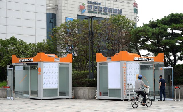 19일 인천시가 신세계백화점 인천점과 '비흡연자 보호와 금연 지원을 위한 협약'을 체결하고 유동인구가 많은 백화점 앞에 남성·여성 전용 흡연부스를 1개씩 설치했다. 시는 흡연부스 외벽에 금연 캠페인과 공익 광고를 유치해 부스 설치 비용을 충당하고 관리인을 지정해 하루 2회 이상 관리하며 쾌적한 환경을 유지할 계획이다/장용준기자