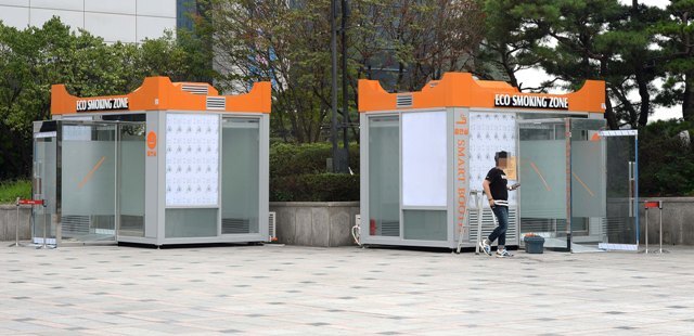 19일 인천시가 신세계백화점 인천점과 '비흡연자 보호와 금연 지원을 위한 협약'을 체결하고 유동인구가 많은 백화점 앞에 남성·여성 전용 흡연부스를 1개씩 설치했다. 시는 흡연부스 외벽에 금연 캠페인과 공익 광고를 유치해 부스 설치 비용을 충당하고 관리인을 지정해 하루 2회 이상 관리하며 쾌적한 환경을 유지할 계획이다/장용준기자