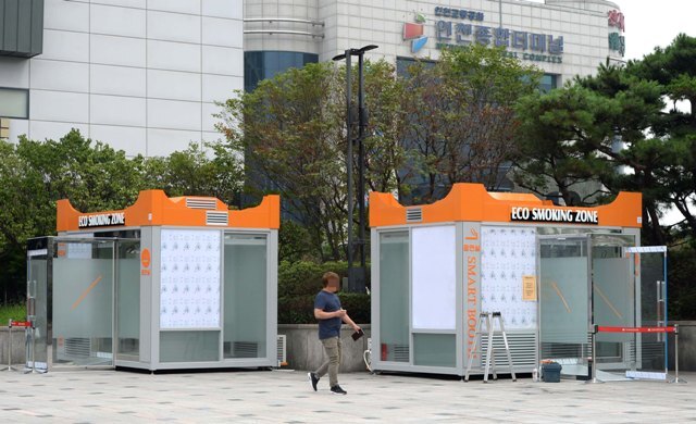 ▲ 19일 인천시가 신세계백화점 인천점과 '비흡연자 보호와 금연 지원을 위한 협약'을 체결하고 유동인구가 많은 백화점 앞에 남성·여성 전용 흡연부스를 1개씩 설치했다. 시는 흡연부스 외벽에 금연 캠페인과 공익 광고를 유치해 부스 설치 비용을 충당하고 관리인을 지정해 하루 2회 이상 관리하며 쾌적한 환경을 유지할 계획이다/장용준기자