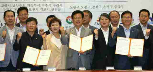 ▲ 19일 고양시 킨텍스에서 서울외곽순환고속도로 북부구간 통행료 인하를 촉구하는 15개 단체장들(경기지역 10개 시군과 서울지역 5개구)이 서울외곽공동대책협의회 출범식을 가진 뒤 결의를 다지고 있다.