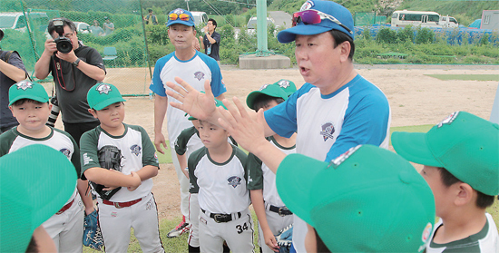 ▲ 선동열 전 야구감독이 19일 경기도 연천군 고대산 베이스볼파크에서 열린 ‘레전드 빅3와 함께하는 2015 KBO 유소년 야구캠프’에서 초등학생들을 지도하고 있다.  연합뉴스