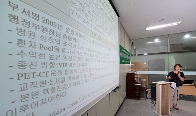 ▲ 20일 오후 인천시 남동구 YWCA회관 회의실에서 열린 '인천성모병원 돈벌이 경영 및 노동ㆍ인권탄압 실태 고발 기자 간담회'에서 보건의료노조 인천성모병원지부 관계자가 병원측의 돈벌이 경영 실태에 대한 증거자료들을 공개하고 있다./장용준기자