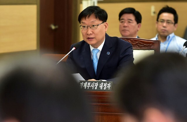 ▲ 20일 오전 홍순만 인천시 경제부시장 내정자 인사 간담회가 열린 인천시의회 운영위원회 회의실에서 홍 내정자가 의원들의 질의에 답변을 하고 있다./장용준기자