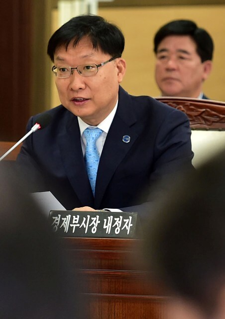 20일 오전 홍순만 인천시 경제부시장 내정자 인사 간담회가 열린 인천시의회 운영위원회 회의실에서 홍 내정자가 의원들의 질의에 답변을 하고 있다./장용준기자