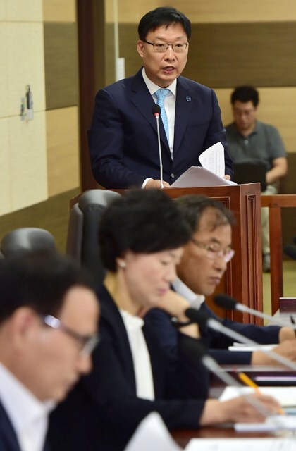 20일 오전 홍순만 인천시 경제부시장 내정자 인사 간담회가 열린 인천시의회 운영위원회 회의실에서 홍 내정자가 의원들의 질의에 답변을 하고 있다./장용준기자