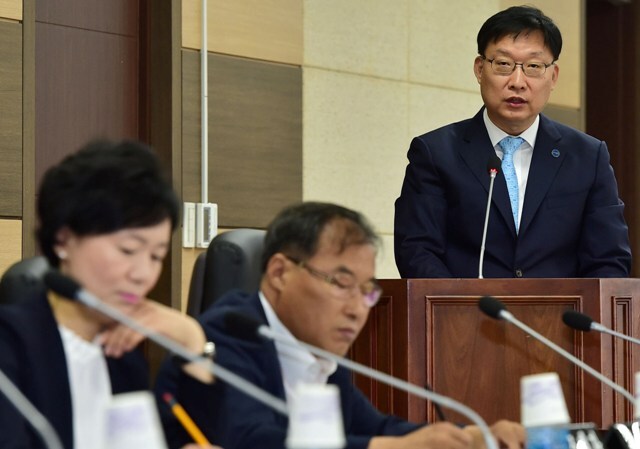 20일 오전 홍순만 인천시 경제부시장 내정자 인사 간담회가 열린 인천시의회 운영위원회 회의실에서 홍 내정자가 의원들의 질의에 답변을 하고 있다./장용준기자