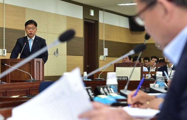 20일 오전 홍순만 인천시 경제부시장 내정자 인사 간담회가 열린 인천시의회 운영위원회 회의실에서 홍 내정자가 의원들의 질의에 답변을 하고 있다./장용준기자