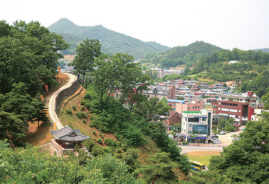 ▲ 공산성에서 본 금서루와 공주 구시가지 풍경